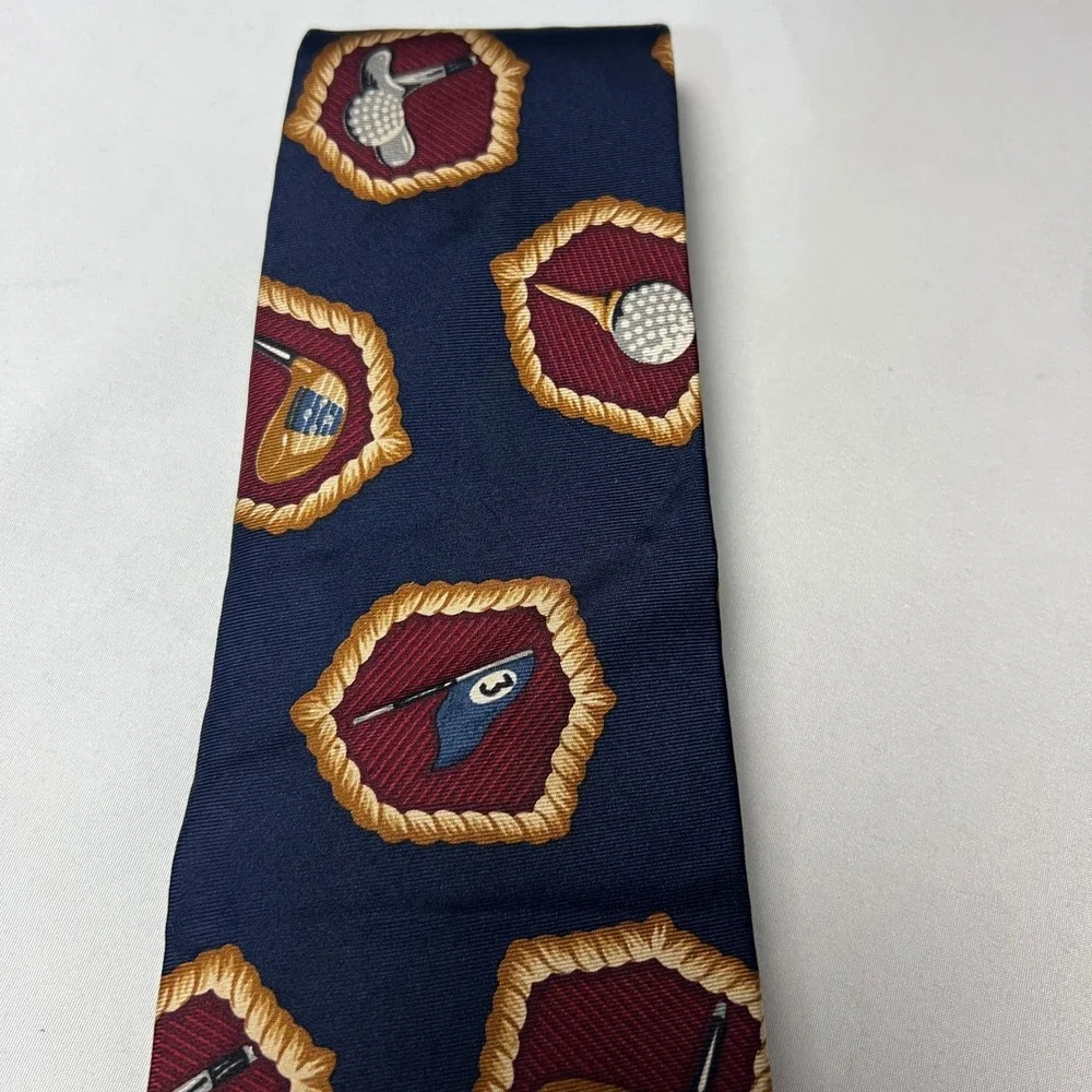 Roundtree & Yorke Necktie Golf Theme Novelty Silk Golf Clubs Trophy USA Dad Gift